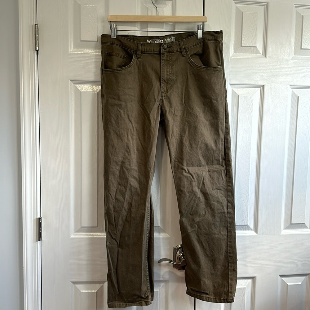 EUC Men’s Wrangler Advanced Comfort Jeans/Khakis - Size 36/30